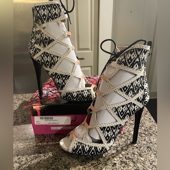 Qupid Black and White Ankle Heel Size 10 - Picture 1 of 5